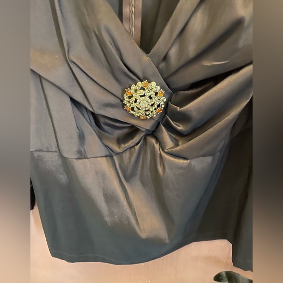 R & M Richards Size 18 W. Fancy top in a poly, nylon spandex blend c/w a broach - Picture 2 of 6